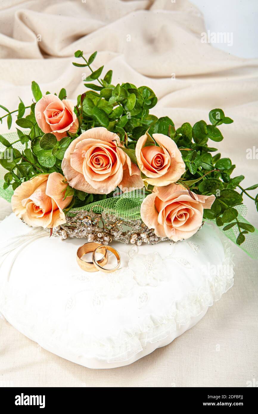 Due anelli di nozze e fiori su uno sfondo di tessuto Foto stock - Alamy