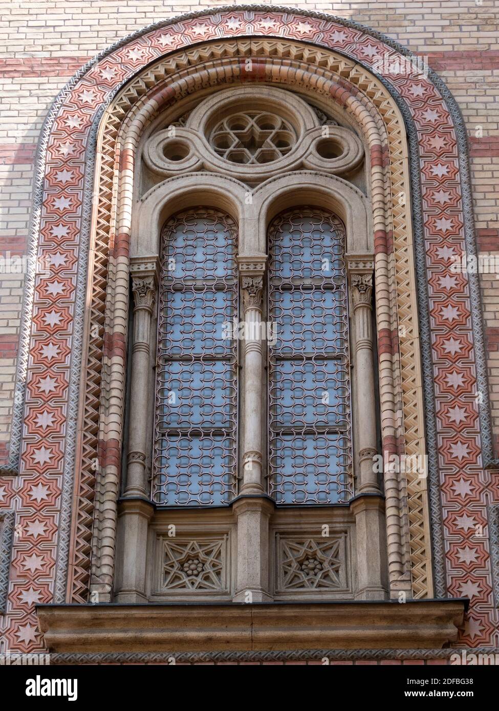 BUDAPEST, UNGHERIA- MAGGIO, 26, 2019: Primo piano di una finestra esterna della grande sinagoga sulla via dohany Foto Stock