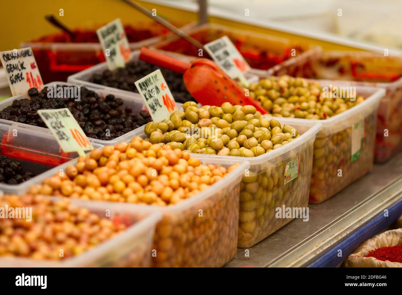 Diverse varietà di olive esposte al mercato agricolo all'aperto Foto Stock