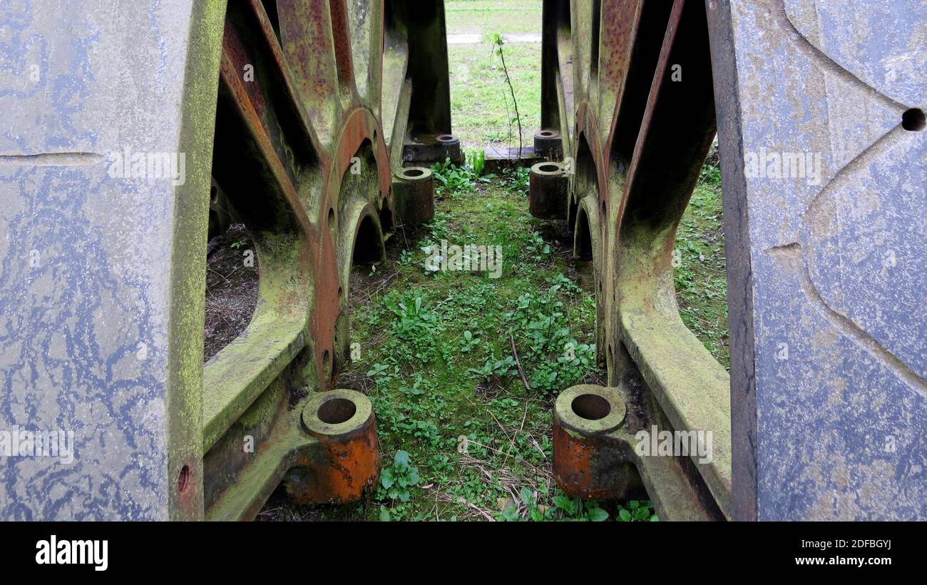 Due ruote del treno vecchio e abbandonato affiancate l'uno con l'altro Foto Stock