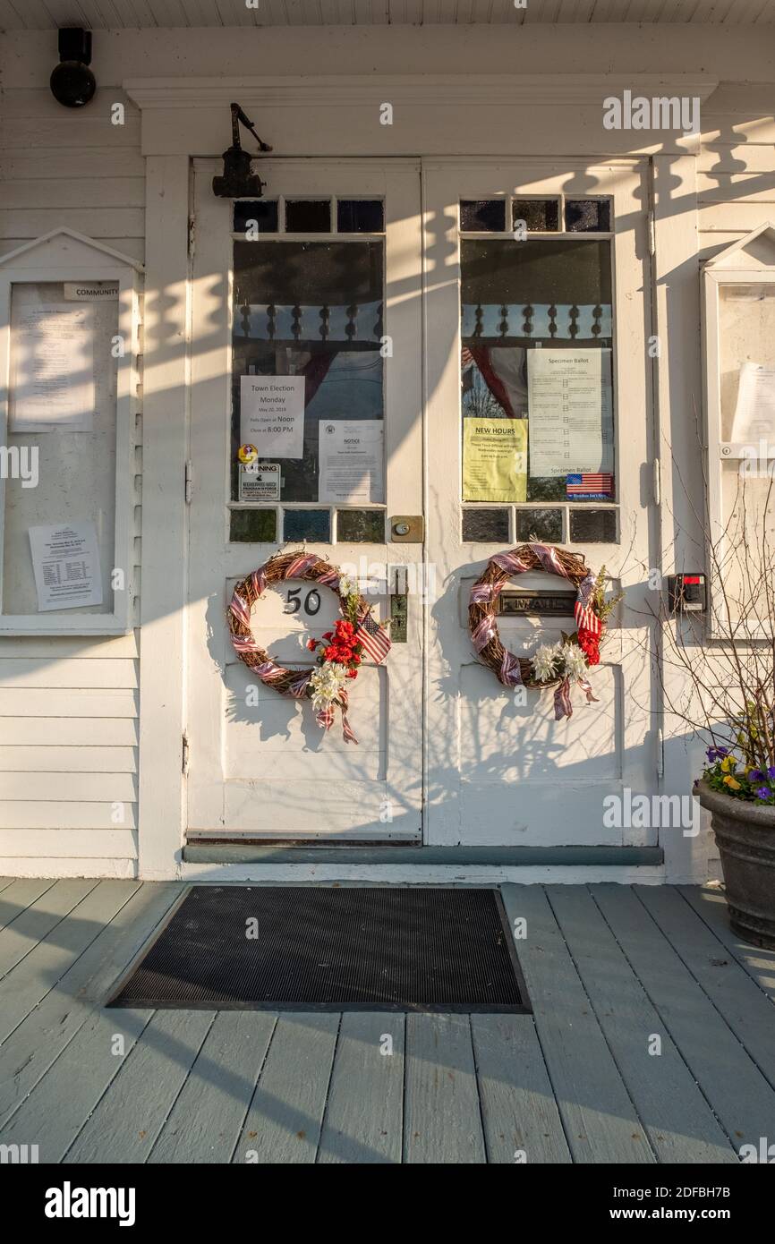 Porte decorate su Phillipston, Massachusetts Town Hall Foto Stock