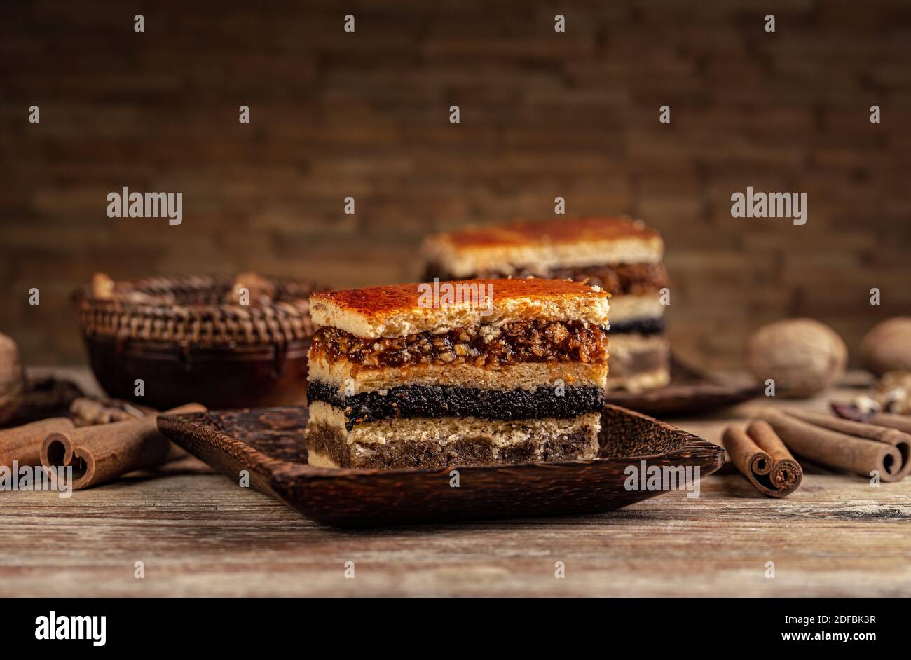 Flodni è un dolce tradizionale ungherese, con diversi strati di ripieno tra le sfoglie. Foto Stock