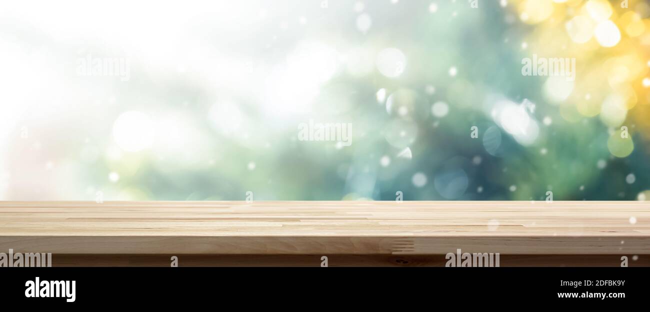 Tavolo in legno su sfondo bokeh da albero di Natale decorato, banner panoramico - può essere utilizzato per la visualizzazione o montaggio dei vostri prodotti Foto Stock