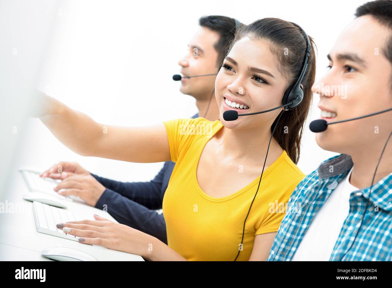 Casual Asian call center (o l'operatore) del team Foto Stock