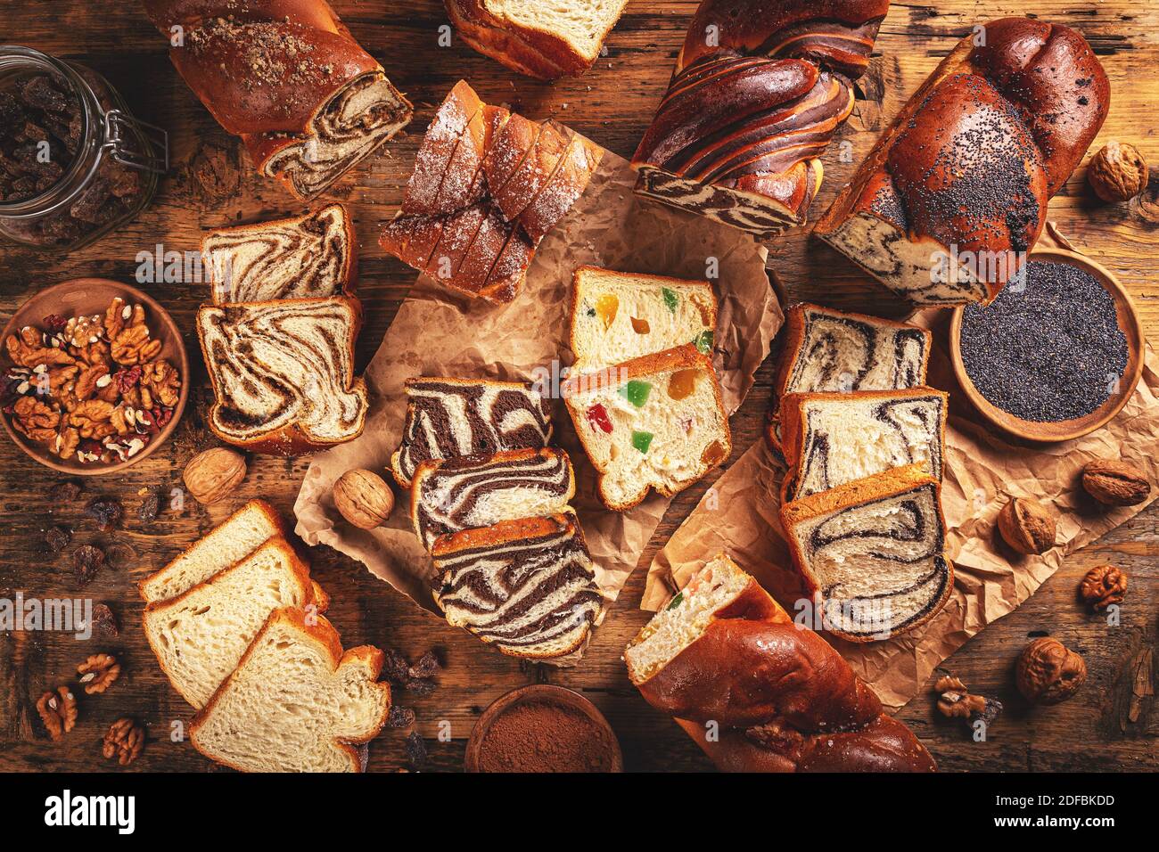 Piatto di prodotti da forno dolce assortito con pane dolce di roba disferente su tavola di legno Foto Stock