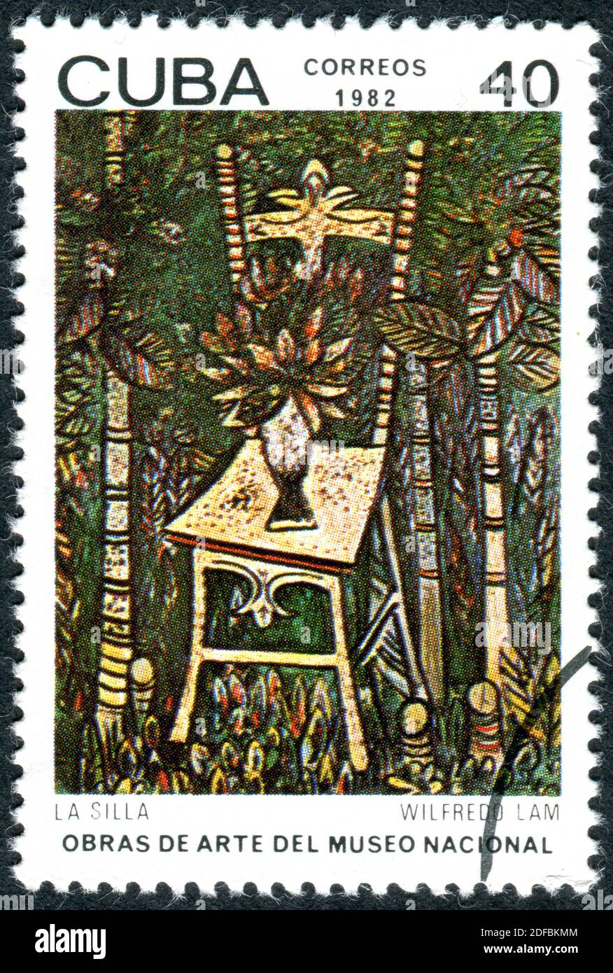 CUBA - CIRCA 1982: Un francobollo stampato a Cuba, raffigura il dipinto della 'sedia', dell'artista Wifredo Lam, intorno al 1982 Foto Stock