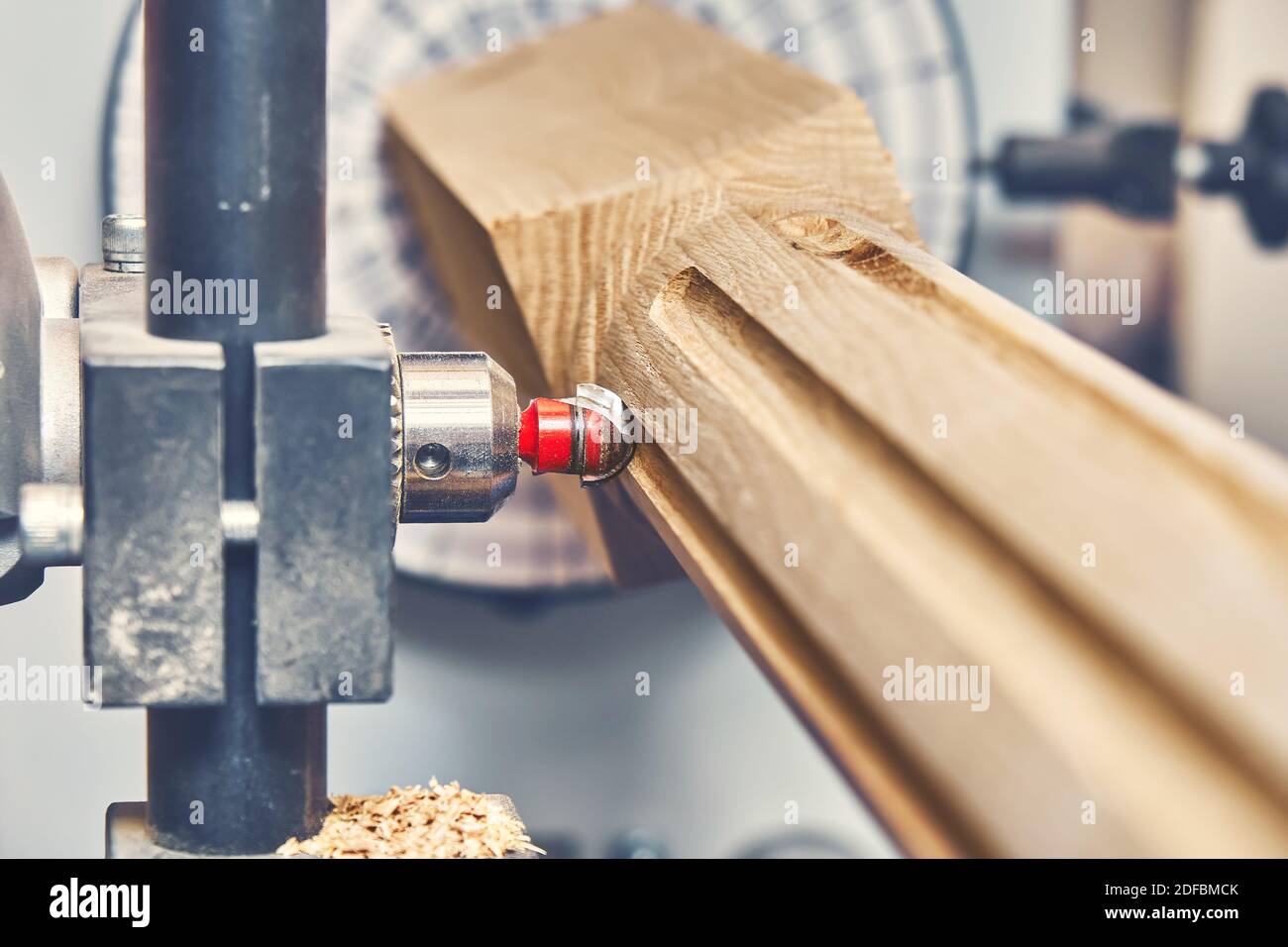 Rotopresse per scale in legno. Processo di produzione delle rotopresse per scale di legno su tornio con fresa. Primo piano Foto Stock