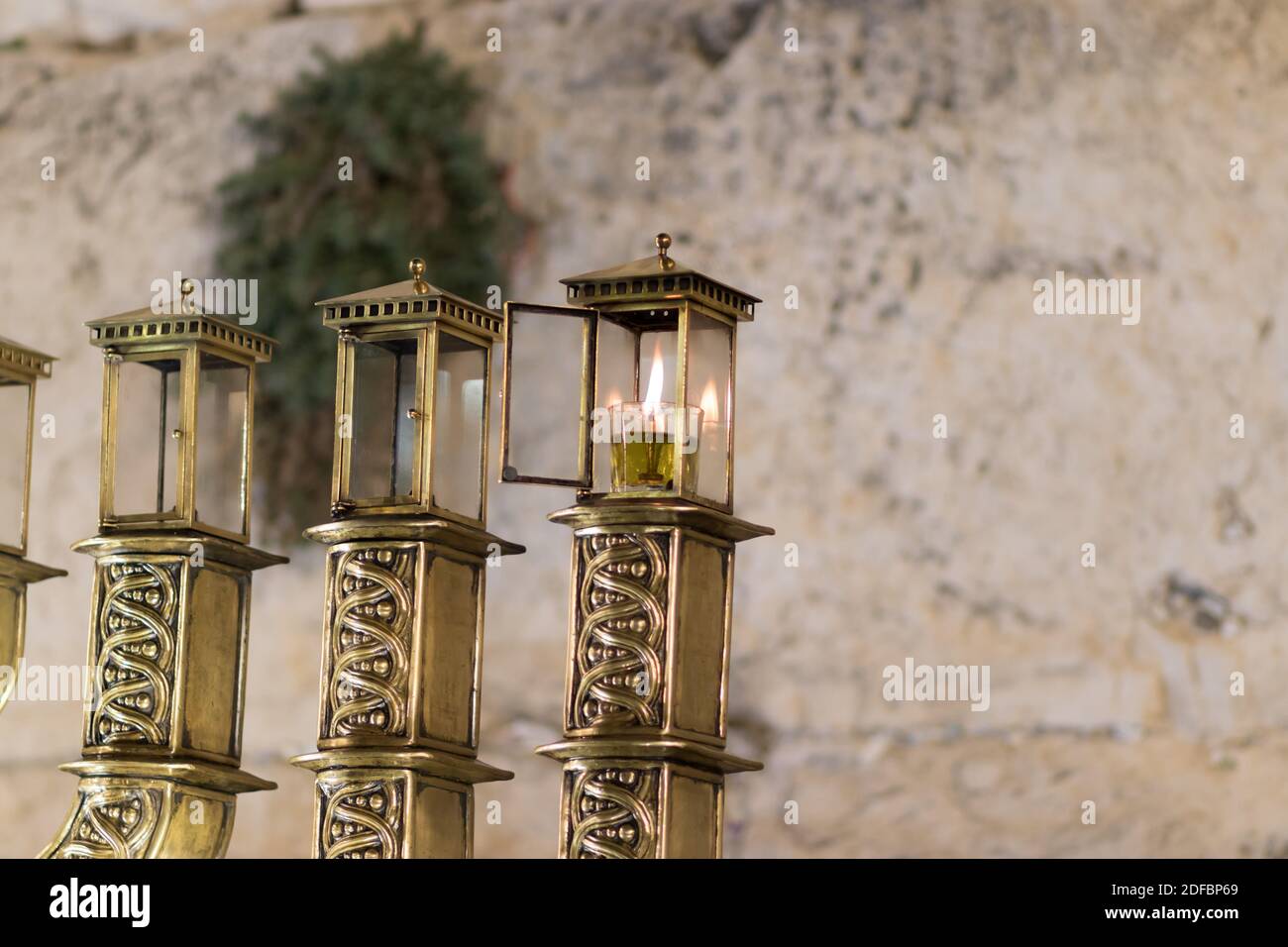 gerusalemme, israele. 22-12-2019. La grande e tradizionale menorah dorata nel Muro Occidentale durante la vacanza Hanukkah, il primo giorno di Hanukkah Foto Stock