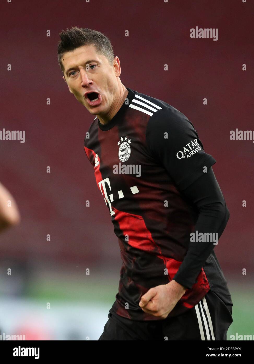 Robert Lewandowski FC Bayern München celebra il suo punteggio Goal 1:2 VfB Stuttgart - FC Bayern München Fussball Bundesliga Saison 2020 / 202 Foto Stock