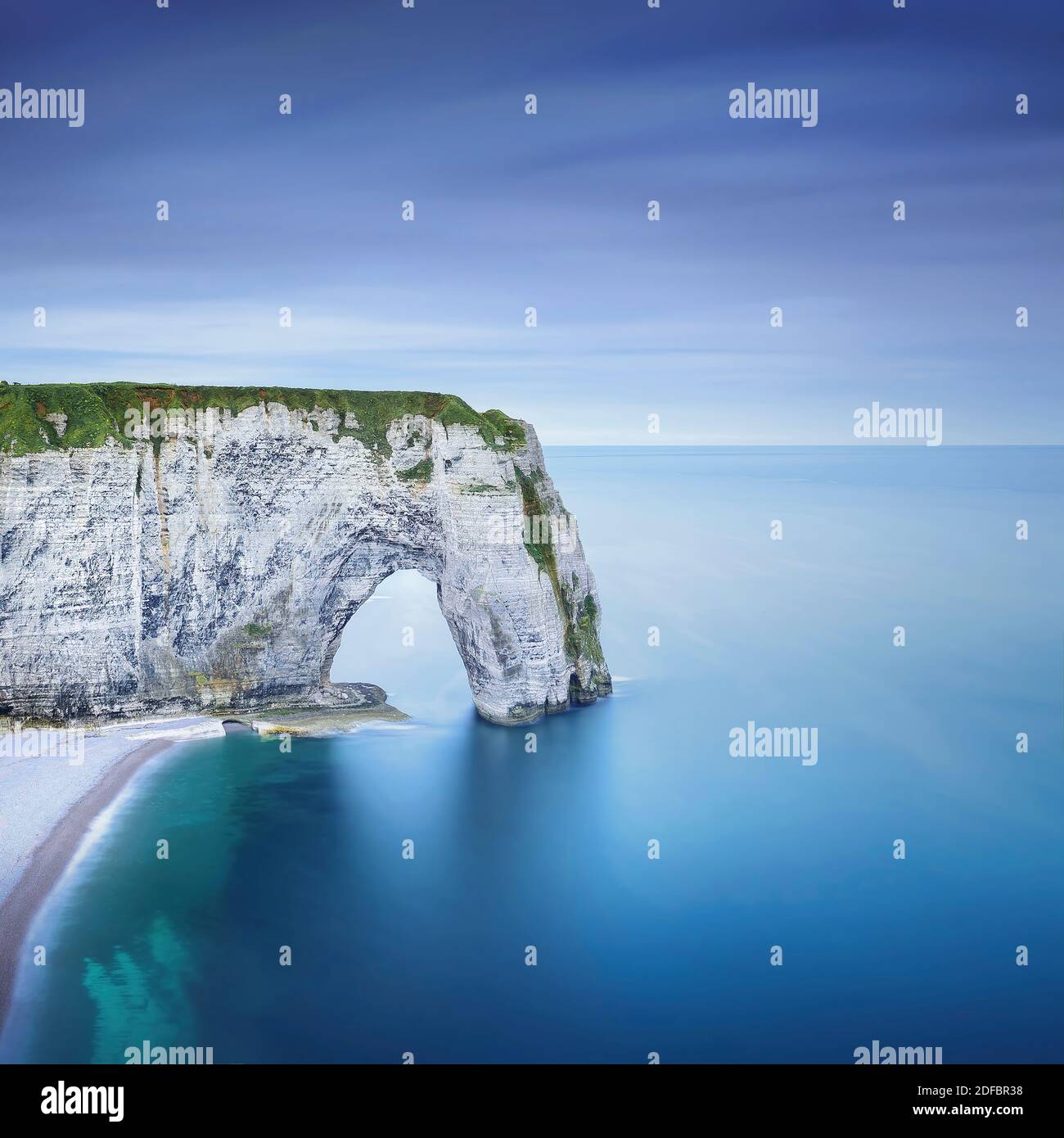Etretat, la Manneporte roccia naturale arch meraviglia, Cliff e spiaggia. Fotografie con lunghi tempi di esposizione. La Normandia, Francia, Europa Foto Stock