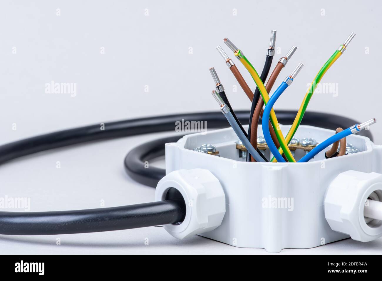 Scatola di derivazione elettrica con cavo utilizzato nell'impianto elettrico processo di installazione Foto Stock