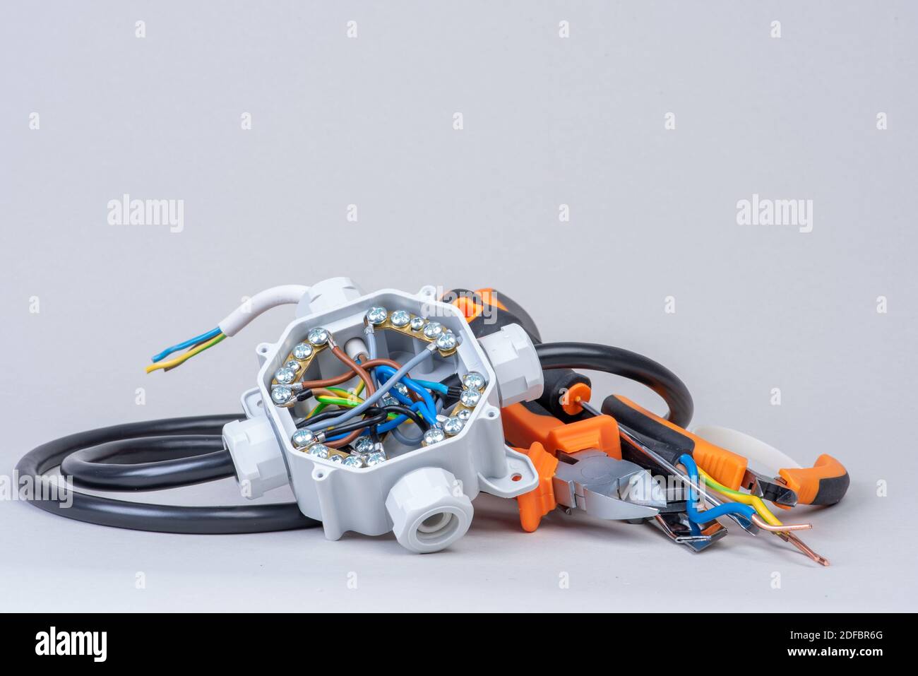 Kit di componenti elettrici e attrezzi utilizzati nel processo di installazione elettrica Foto Stock