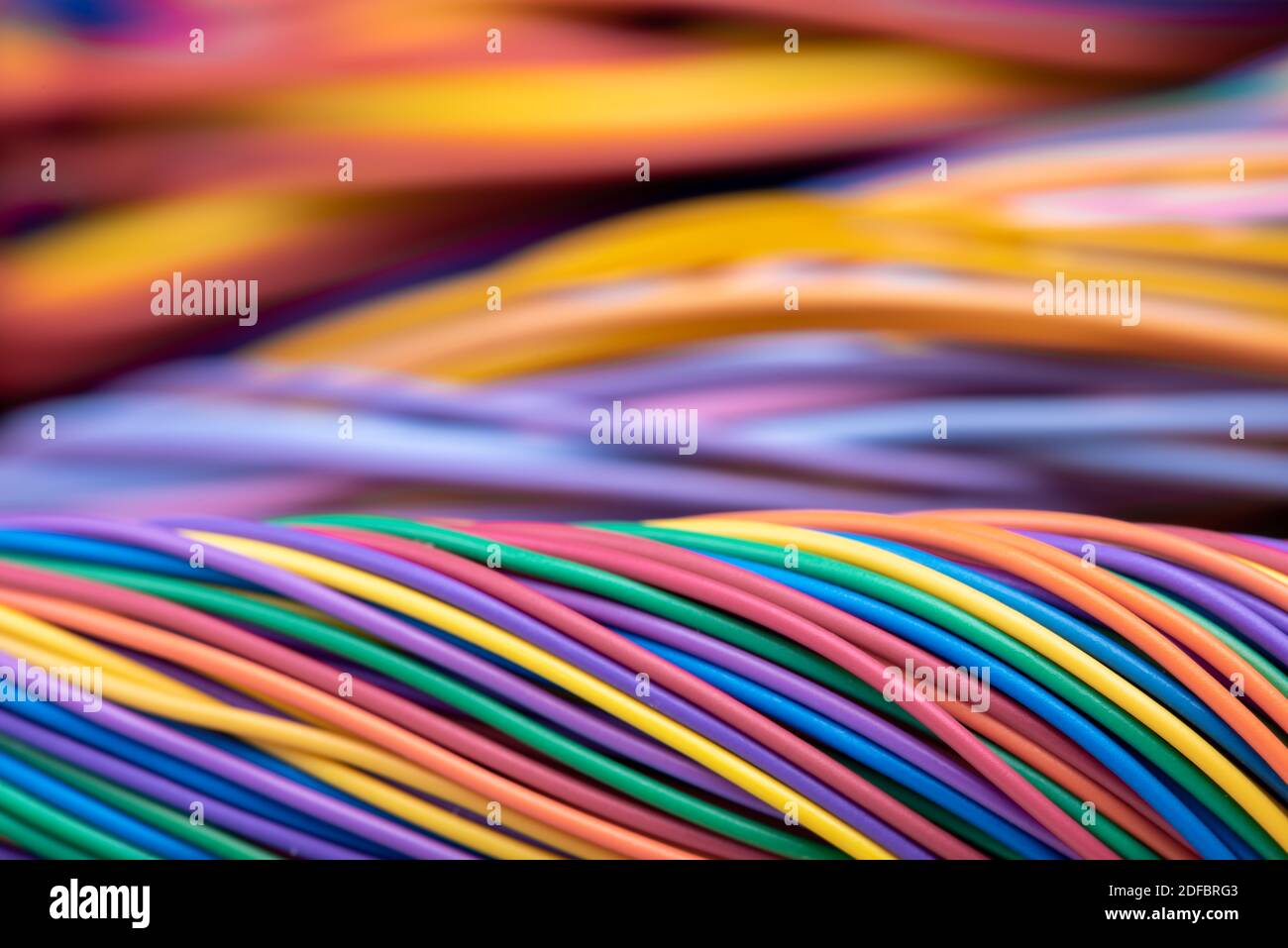 Installazione di cavi elettrici multicolore per computer Foto Stock