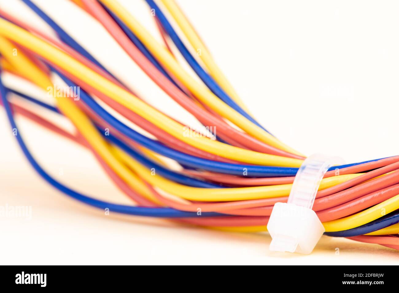 Fascio di cavi elettrici colorati con fascette per cavi da vicino Foto Stock