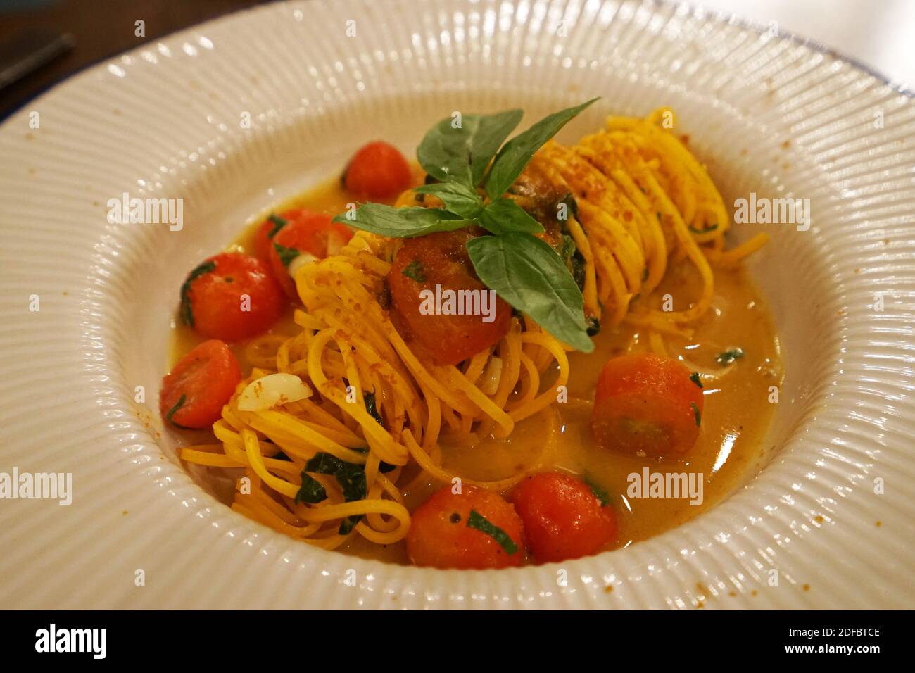 Primo piano spaghetti Pomodoro, pasta a base di pomodoro con basilico fresco e parmigiano Foto Stock