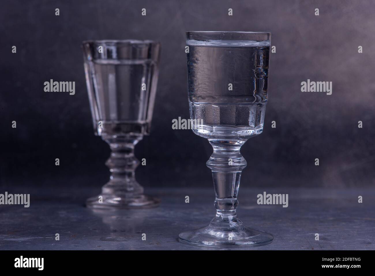 Due colpi di vodka surgelata in vecchi bicchieri Foto Stock