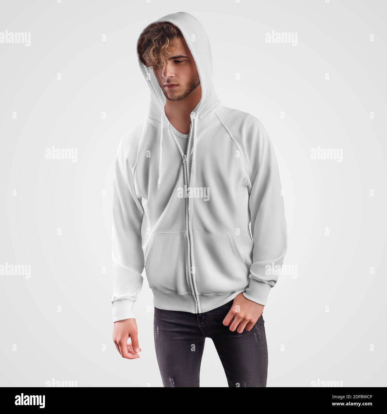 Felpa bianca mockup con zip, polsini, tasca, su un ragazzo in un cappuccio  con lacci, vista frontale, isolato sullo sfondo. Dima vuota per felpa con  cappuccio, con marchio s Foto stock -