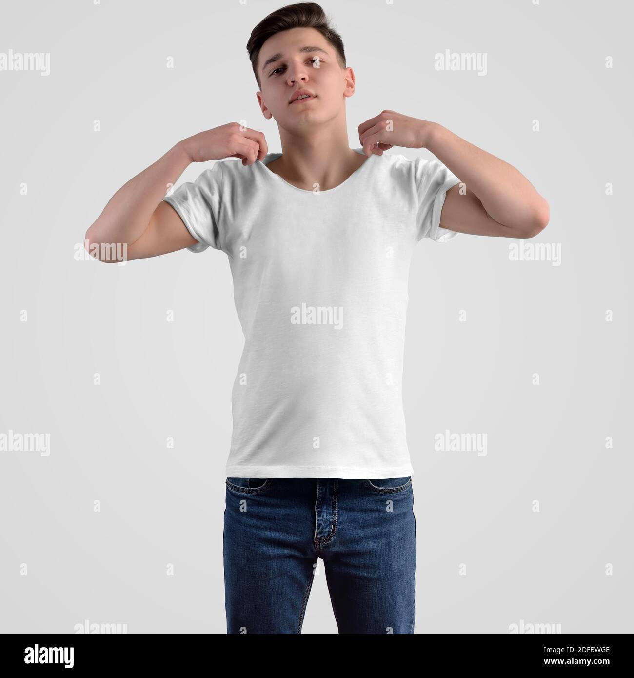 Mockup di una t-shirt da uomo bianca su un ragazzo giovane, vista frontale.  Modello di abbigliamento per la presentazione di design e pubblicità nel  negozio online Foto stock - Alamy