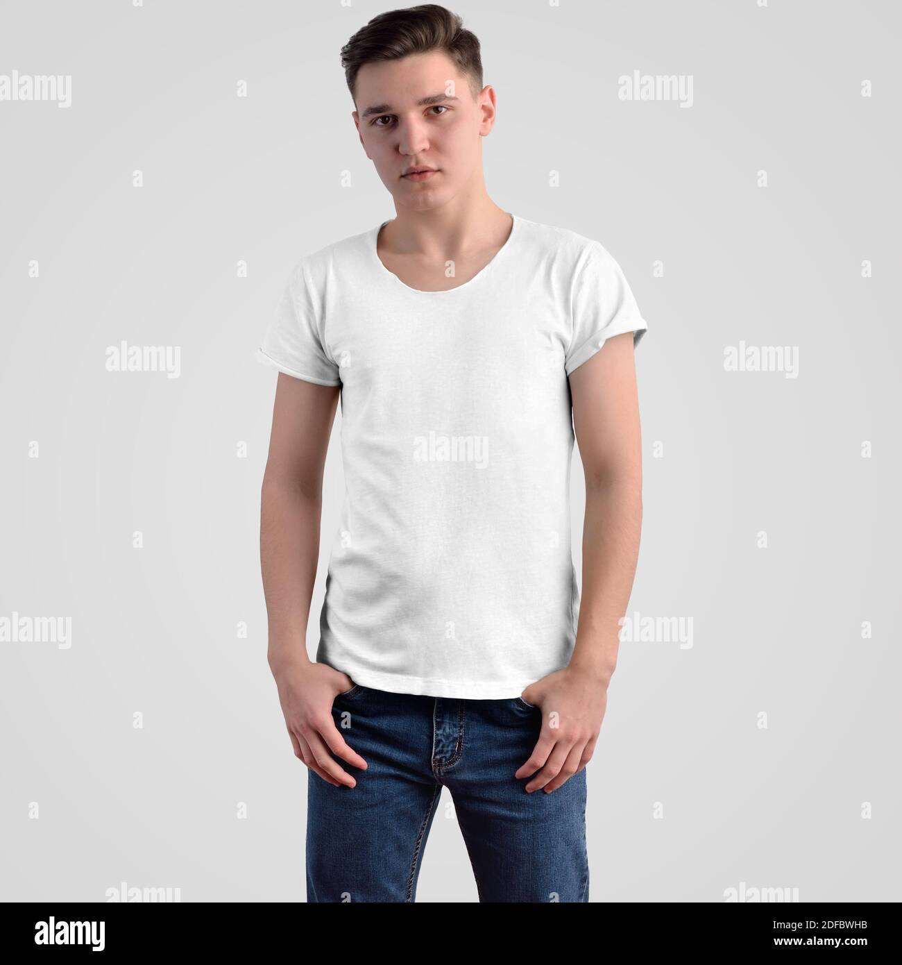 Modello T-shirt su un ragazzo giovane su sfondo bianco, vista frontale. Mockup di abbigliamento casual per la pubblicità online del negozio e la presentazione di design Foto Stock