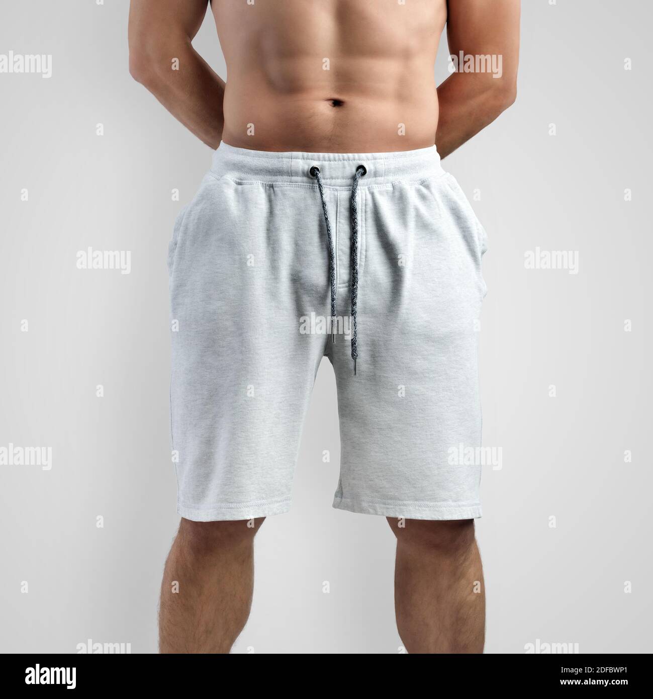 Mockup di shorts bianchi da uomo su uno sfondo isolato, vista frontale. Modello per la presentazione del design e per la pubblicità nel negozio online. Foto Stock
