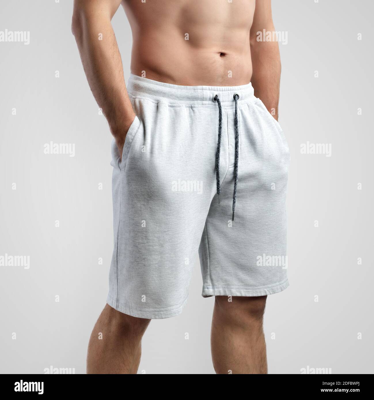Mockup di shorts bianchi da uomo su uno sfondo isolato, vista laterale. Modello di abiti vuoti per la presentazione di design e pubblicità on-line Foto Stock