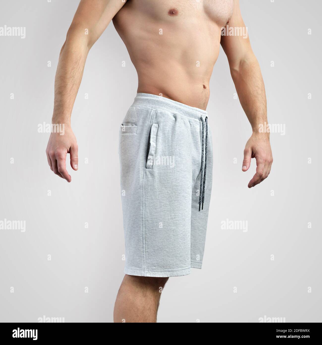 Vista laterale degli shorts da uomo bianchi mockup su sfondo isolato. Modello per la presentazione di design e pubblicità nel negozio online. Foto Stock