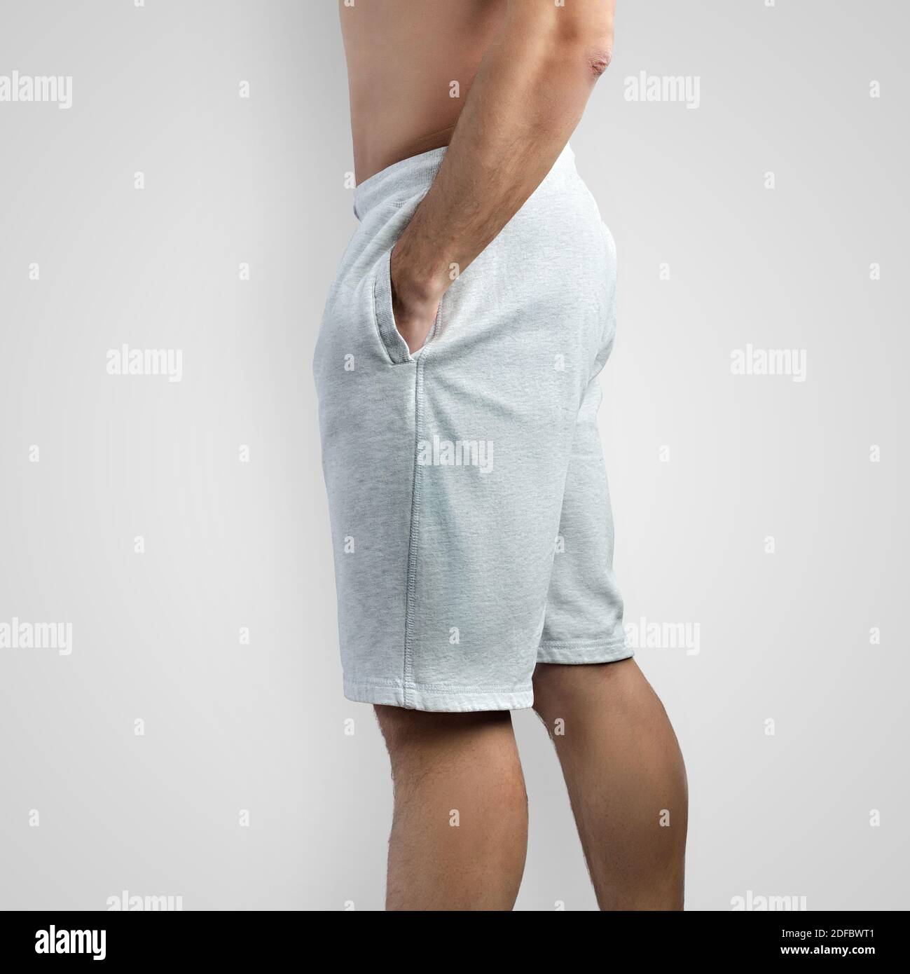 Vista laterale del modello Shorts uomo su sfondo isolato. Mockup di abiti vuoti per la presentazione di design e pubblicità nel negozio online. Foto Stock