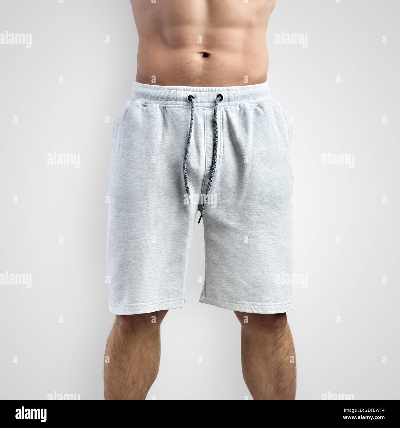Mockup Shorts da uomo bianchi su sfondo bianco, vista frontale. Modello di abbigliamento per la pubblicità online e la presentazione del design Foto Stock