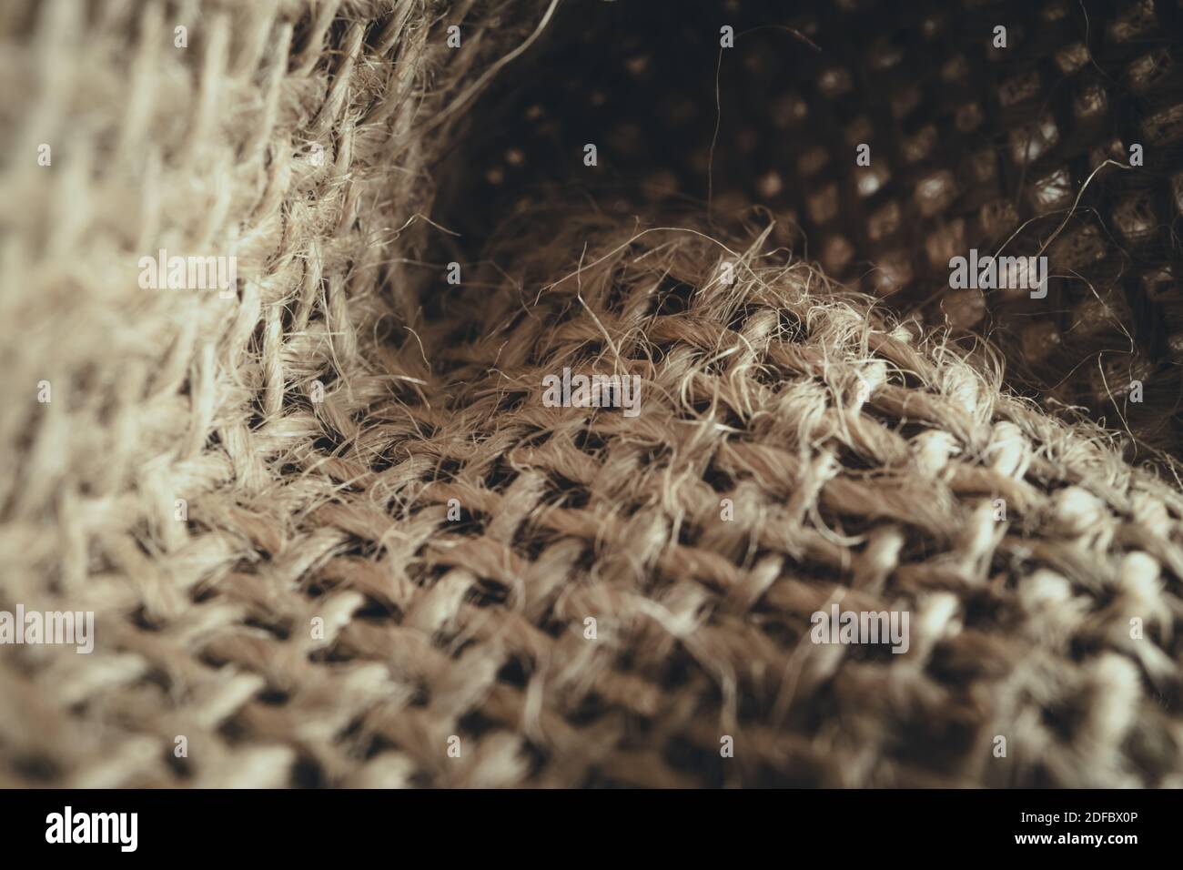 Tessuto in lino naturale Maco per sfondo. Luci soffuse. Foto Stock