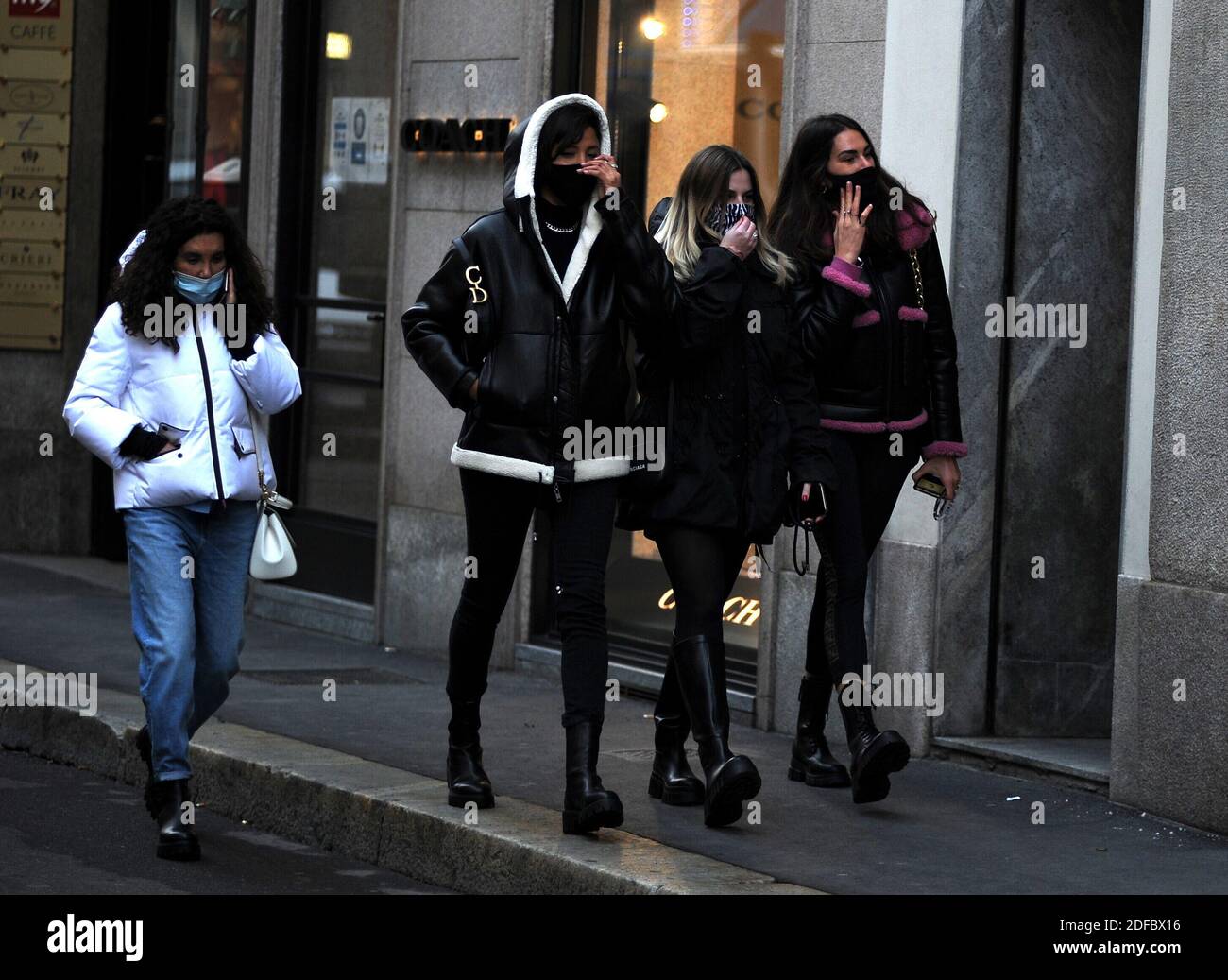 Milano, Francesca Sofia Novello shopping natalizio con sua madre Teresa.  Francesca, che presto potrebbe sposare Valentino Rossi, arriva al centro  con la madre Teresa del Giudice e due amici per fare shopping.