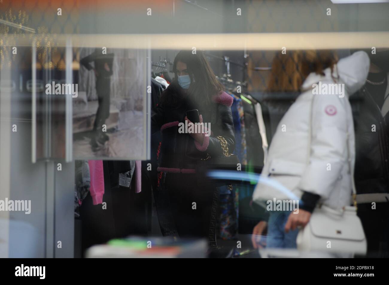 Milano, Francesca Sofia Novello shopping natalizio con sua madre Teresa.  Francesca, che presto potrebbe sposare Valentino Rossi, arriva al centro  con la madre Teresa del Giudice e due amici per fare shopping.