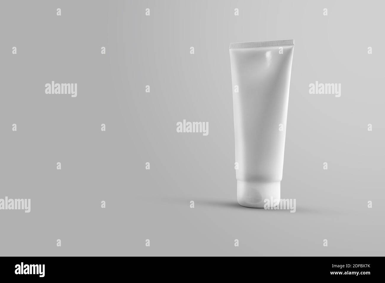 Modello di contenitore vuoto isolato in background per la presentazione del progetto. Tubo bianco mockup medio con crema per la cura della pelle per la pubblicità nella o Foto Stock
