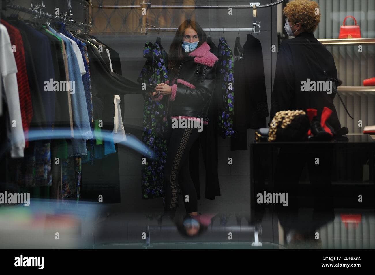 Milano, Francesca Sofia Novello shopping natalizio con sua madre Teresa.  Francesca, che presto potrebbe sposare Valentino Rossi, arriva al centro  con la madre Teresa del Giudice e due amici per fare shopping.