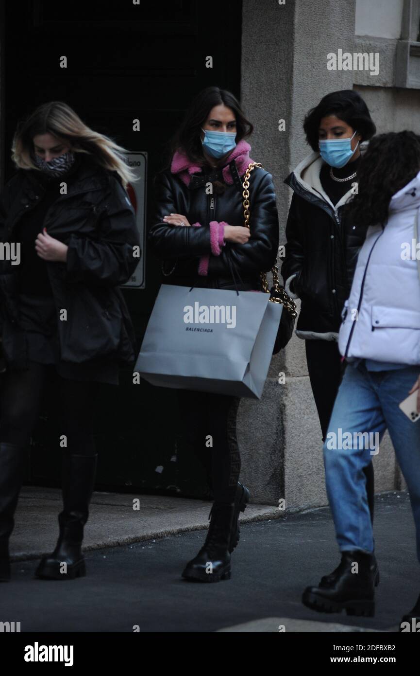 Milano, Francesca Sofia Novello shopping natalizio con sua madre Teresa.  Francesca, che presto potrebbe sposare Valentino Rossi, arriva al centro  con la madre Teresa del Giudice e due amici per fare shopping.
