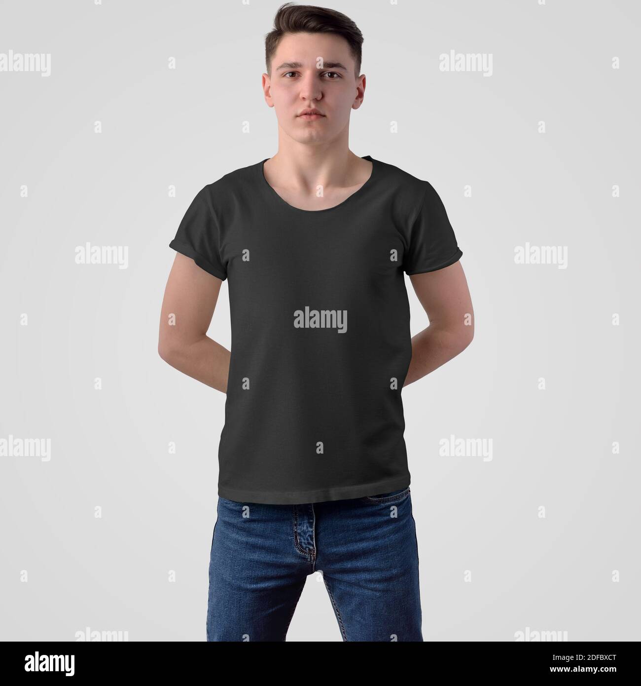 Mockup di una t-shirt nera maschile su un ragazzo, per la presentazione di design e modello e pubblicità nel negozio online, vista frontale. Modello di vuoto Foto Stock