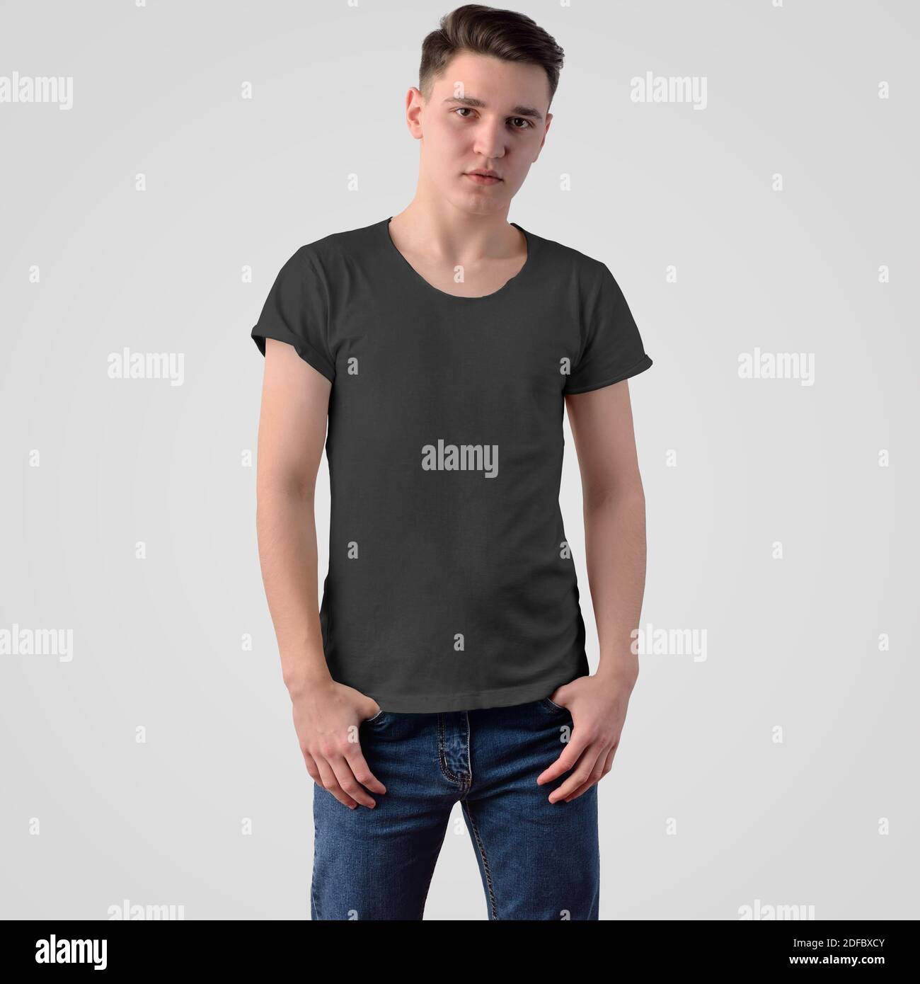 Modello t-shirt da uomo per la presentazione di design e motivi, vista frontale. Mockup di abiti neri alla moda su un isolato su uno sfondo bianco, f Foto Stock