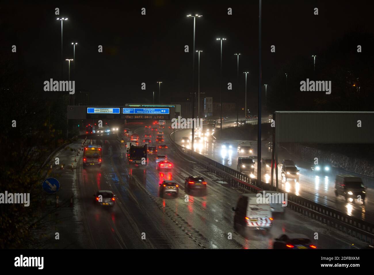Glasgow, Scozia, Regno Unito. 4 Dicembre 2020. Nella foto: Nonostante più neve durante la notte, l'autostrada M8 questa mattina, all'ora di punta alle 7 del mattino, ha mostrato un'impastatura superficiale con un sacco di spruzzi d'acqua dai veicoli, rendendo difficili le condizioni di guida. Credit: Colin Fisher/Alamy Live News Foto Stock