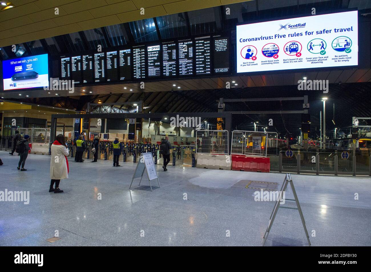 Glasgow, Scozia, Regno Unito. 4 Dicembre 2020. Nella foto: Stazione di Glasgow Queen Street, che mostra meno passeggeri a causa di ScotRail che annulla alcuni servizi a causa della notte di neve. Anche se a Glasgow non c'è neve, meno servizi ferroviari hanno avuto un effetto negativo sulle persone che entrano in città. Credit: Colin Fisher/Alamy Live News Foto Stock