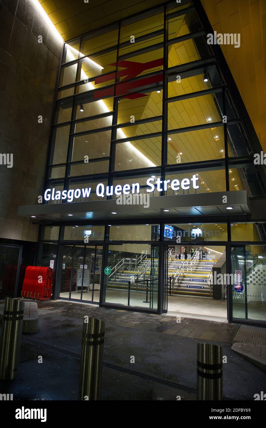 Glasgow, Scozia, Regno Unito. 4 Dicembre 2020. Nella foto: Stazione di Glasgow Queen Street, che mostra meno passeggeri a causa di ScotRail che annulla alcuni servizi a causa della notte di neve. Anche se a Glasgow non c'è neve, meno servizi ferroviari hanno avuto un effetto negativo sulle persone che entrano in città. Credit: Colin Fisher/Alamy Live News Foto Stock
