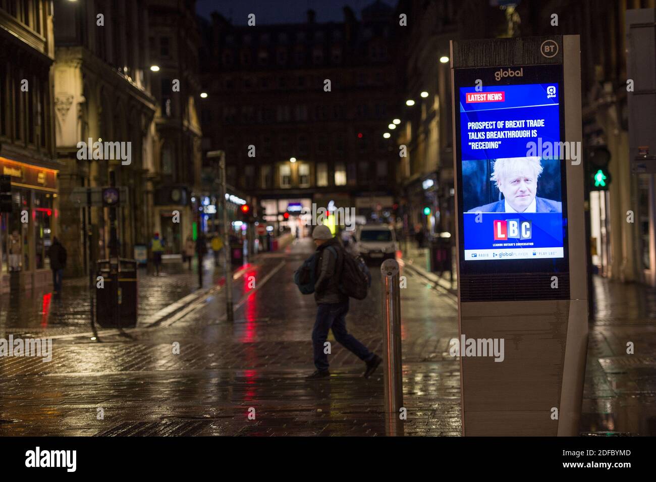Glasgow, Scozia, Regno Unito. 4 Dicembre 2020. Nella foto: Uno schermo televisivo di notizie dal vivo nel centro di Glasgow che mostra al primo ministro britannico Boris Johnson MP, con un titolo, LA PROSPETTIVA DI UNA SVOLTA DEI NEGOZIATI COMMERCIALI BREXIT È ‘RECEDENTE'. Con una strada vuota in background, durante quella che normalmente sarebbe una scena di strada di un'ora di punta della mattina. Credit: Colin Fisher/Alamy Live News Foto Stock