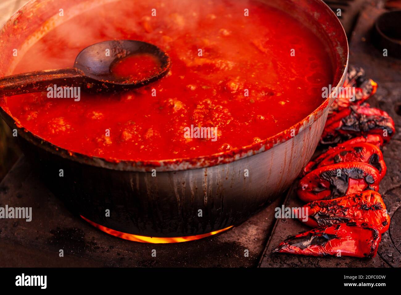 Cucinare pasta di pepe fatta in casa su stufa Foto Stock