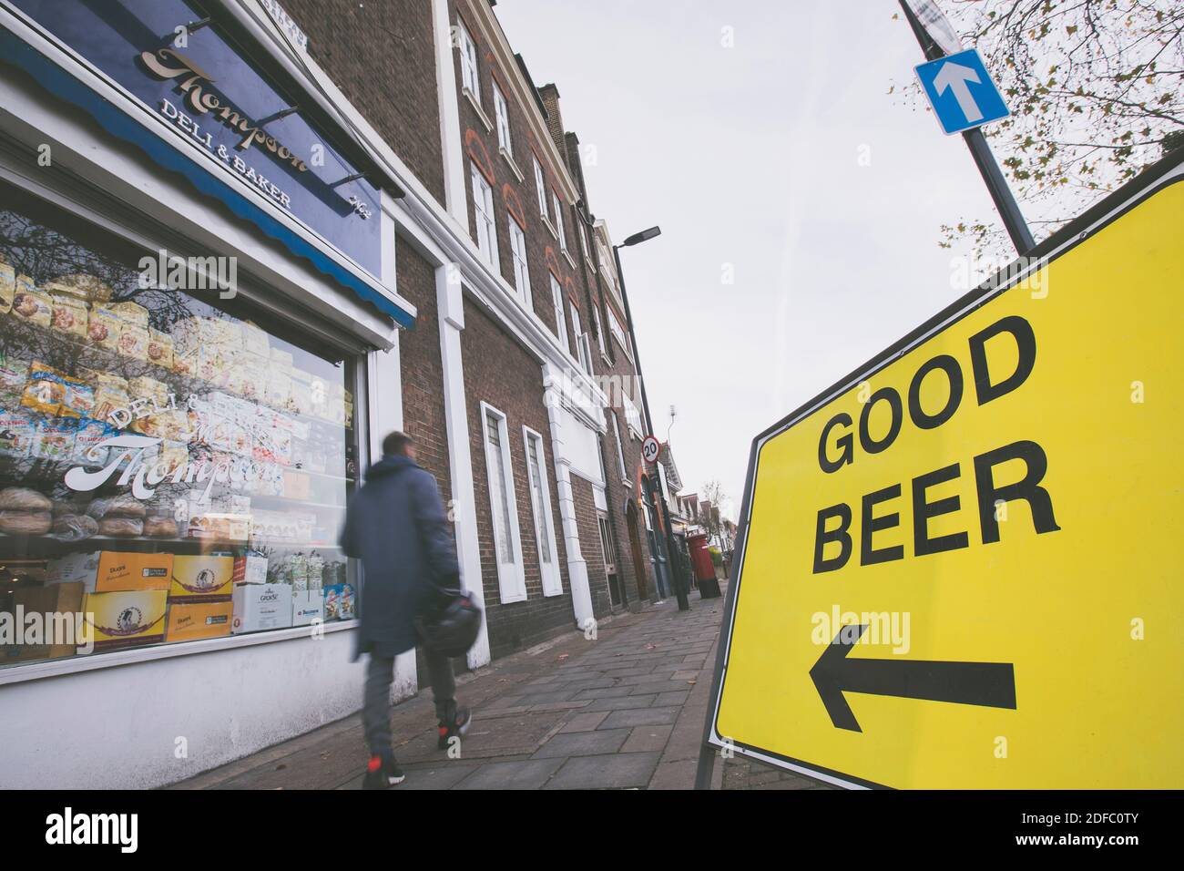 Un cartello 'Good Beer' su Streatham High Road il 13 novembre 2020 a Londra nel Regno Unito. Foto di Sam Mellish Foto Stock