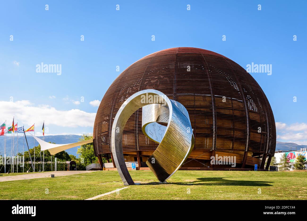 Il nastro d'acciaio e il Globe of Science and Innovation al CERN, l'Organizzazione europea per il nucleare, vicino Ginevra, Svizzera. Foto Stock