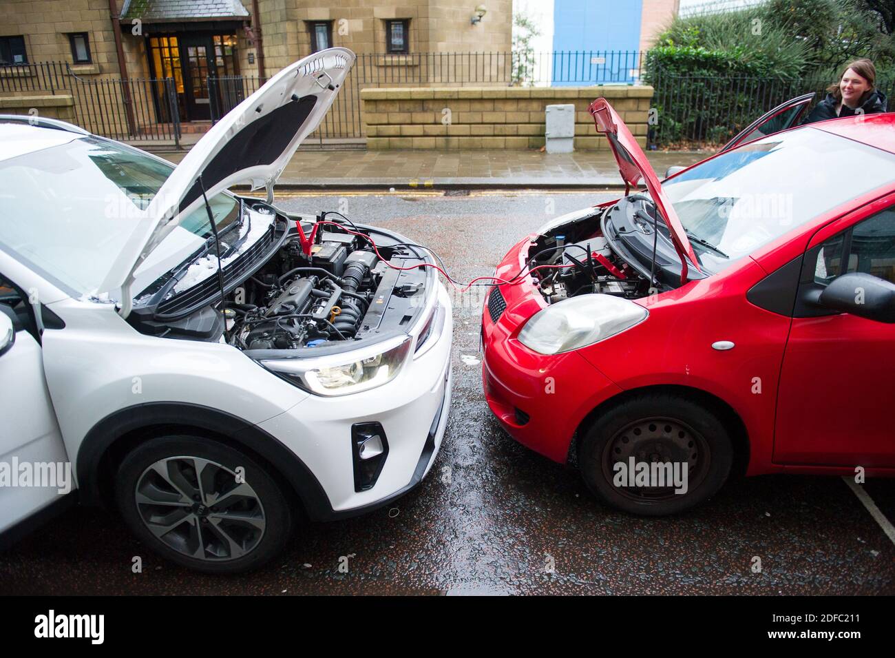 Glasgow, Scozia, Regno Unito. 4 Dicembre 2020. Nella foto: Una coppia è stata colta a corto con il freddo che ha esaurito la batteria della loro auto durante la notte chiedendo agli altri di saltare la loro auto con cavi di salto. Credit: Colin Fisher/Alamy Live News Foto Stock