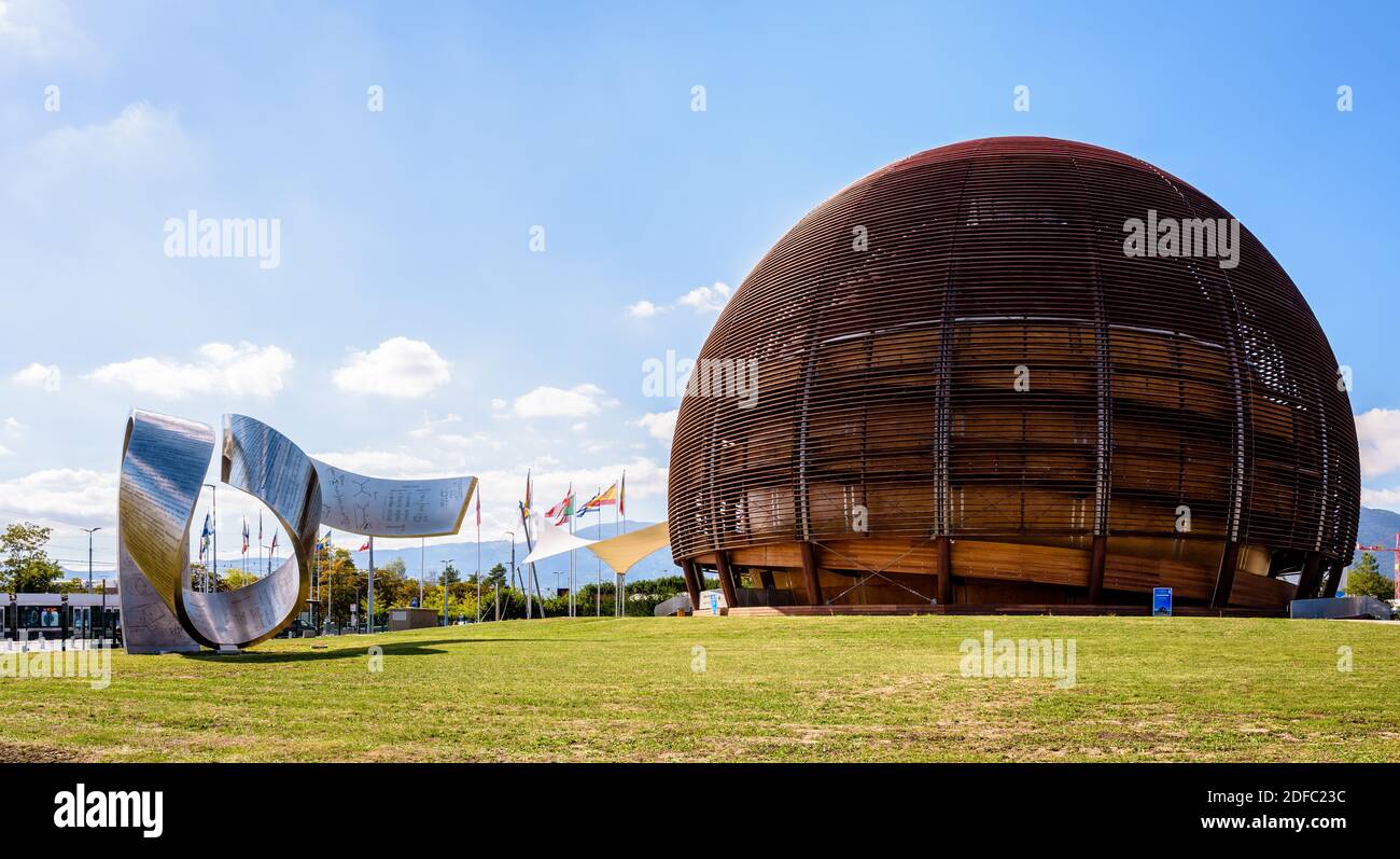 Il nastro d'acciaio e il Globe of Science and Innovation al CERN, l'Organizzazione europea per il nucleare, vicino Ginevra, Svizzera. Foto Stock