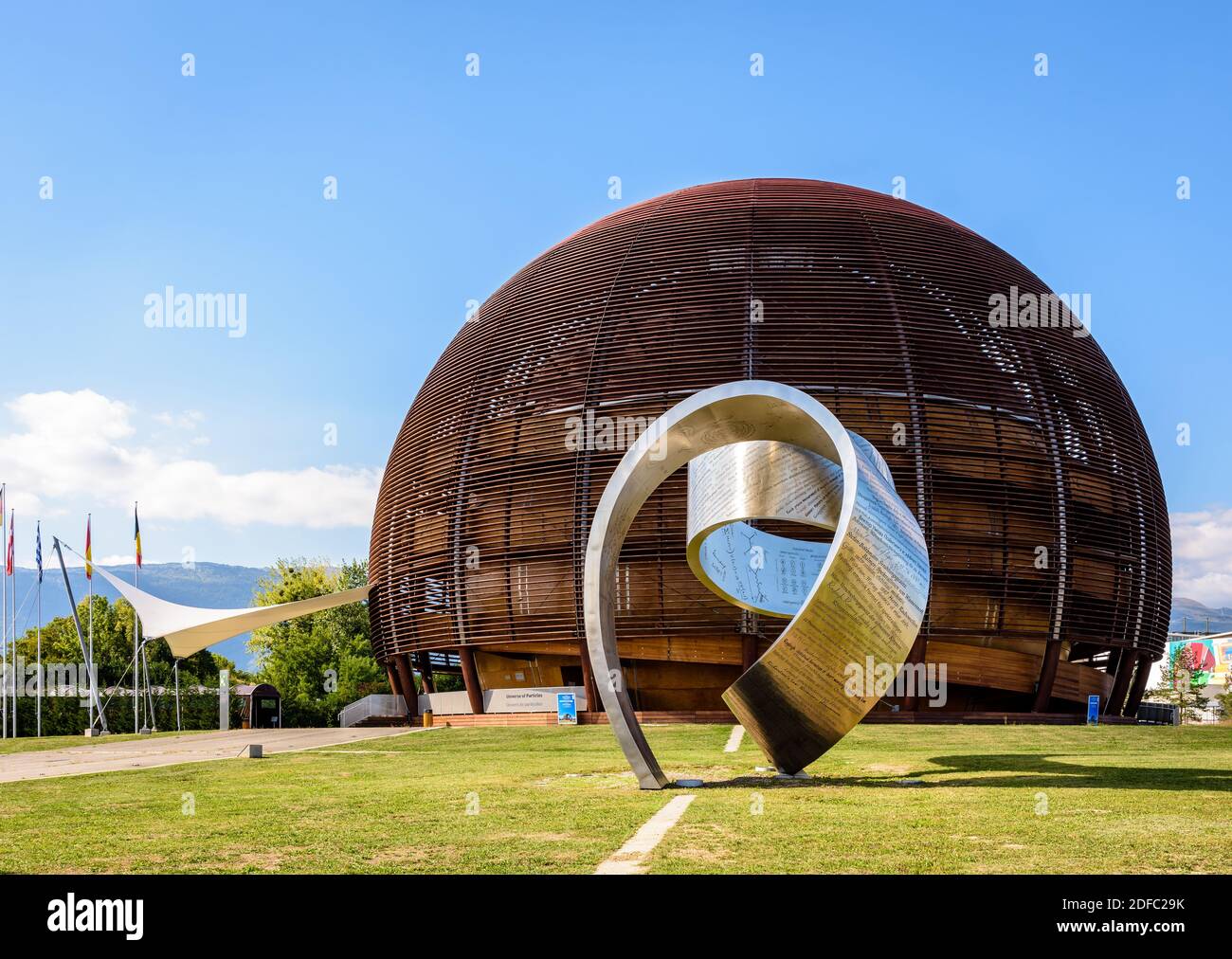 Il nastro d'acciaio e il Globe of Science and Innovation al CERN, l'Organizzazione europea per il nucleare, vicino Ginevra, Svizzera. Foto Stock