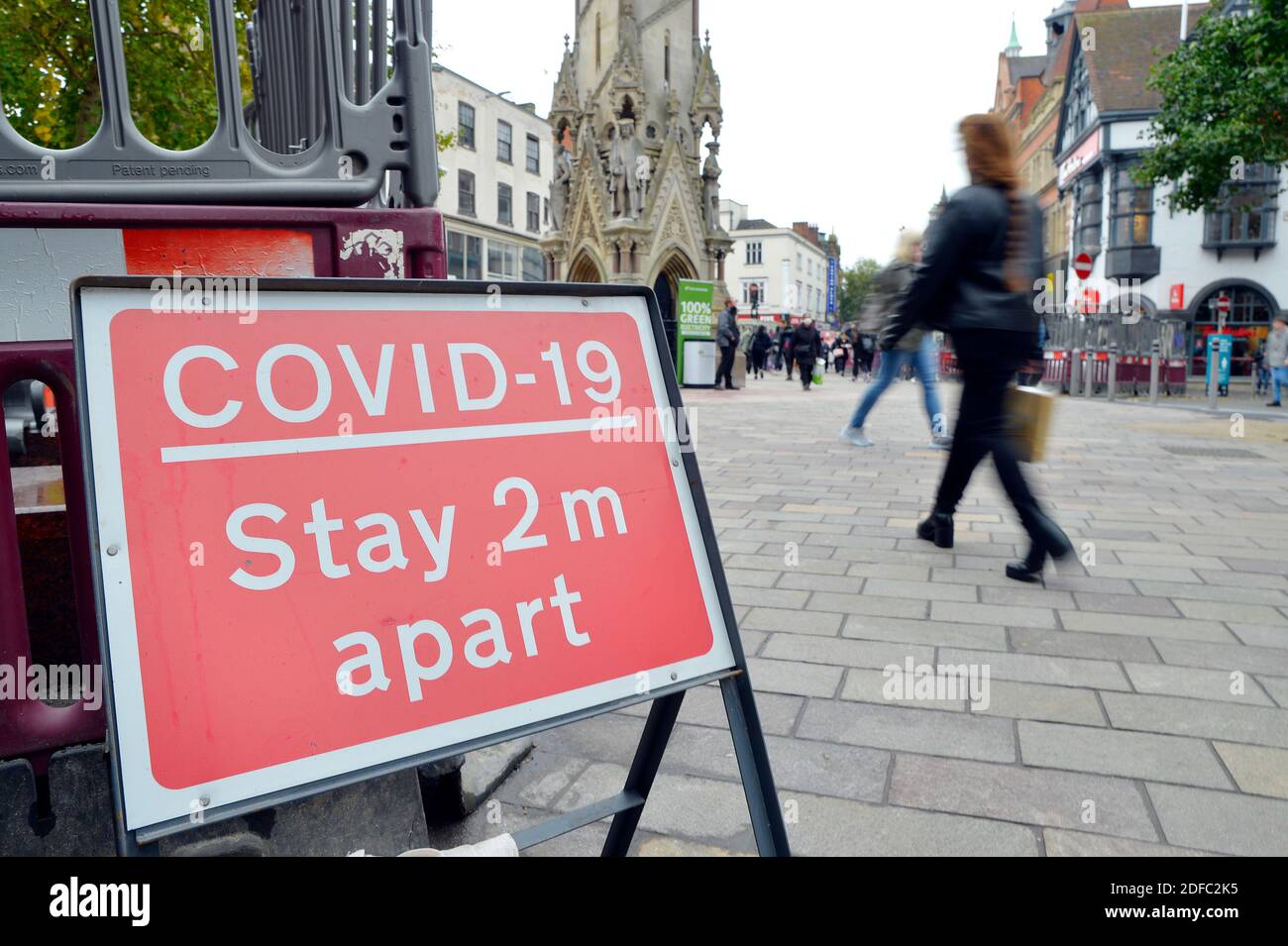 Leicester Covid-19 / segnali informativi sul coronavirus. Torre dell'Orologio. Il Coronavirus Covid 2020 - 19 pandemia entra in una seconda ondata. Ha spazzato il mondo nel 2020 con la gente che è chiesto alla distanza sociale, alcuni pub, bar, ristoranti chiusi, e mantenere 2 metri di distanza sociale per fermare la diffusione del virus. Foto scattata il 20 ottobre 2020 Foto Stock