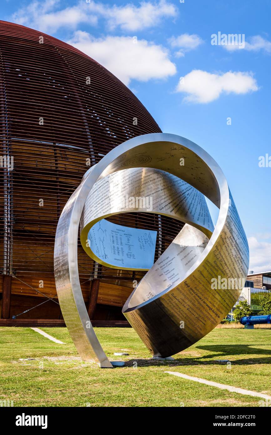 Il nastro d'acciaio e il Globe of Science and Innovation al CERN, l'Organizzazione europea per il nucleare, vicino Ginevra, Svizzera. Foto Stock