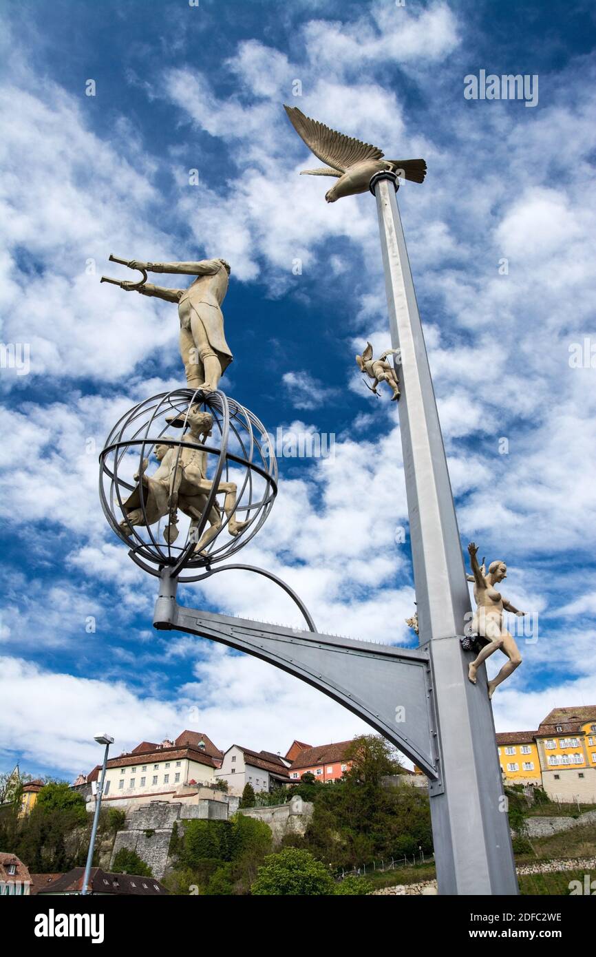 Seit 2007 gibt es im Hafen von Meersburg ein Kunstwerk. Es trägt den Titel "Magische Säule" und simboliziert einige bekannte Persönlichkeiten der Stad Foto Stock