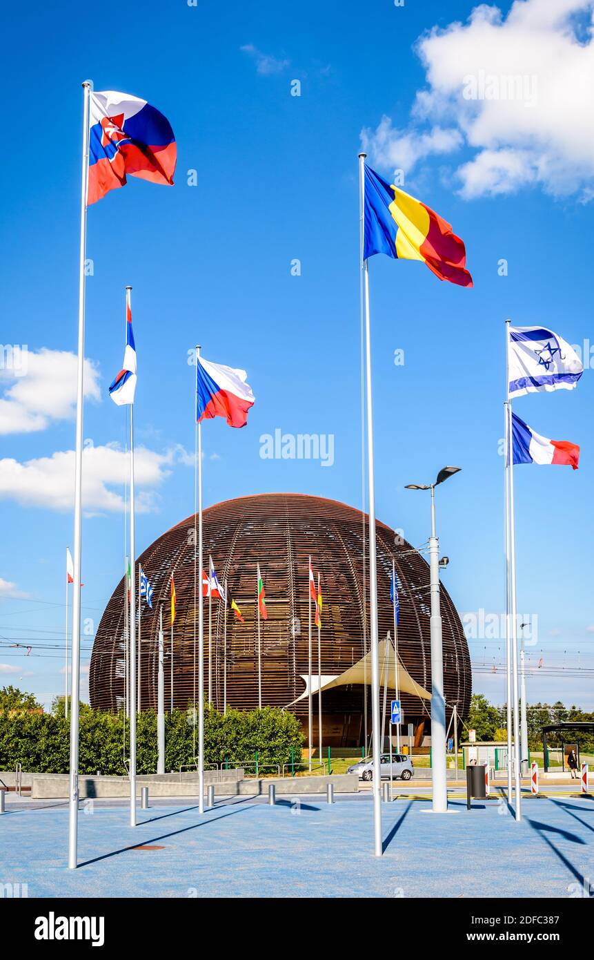 Il Globe of Science and Innovation al CERN, l'Organizzazione europea per la ricerca nucleare vicino Ginevra, con le bandiere degli stati membri che volano. Foto Stock